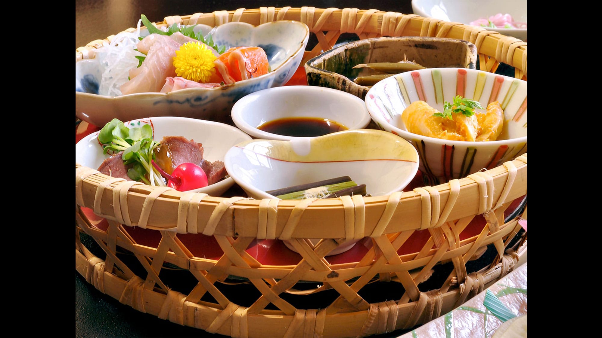 [Dinner example] A variety of colorful side dishes decorating a basket