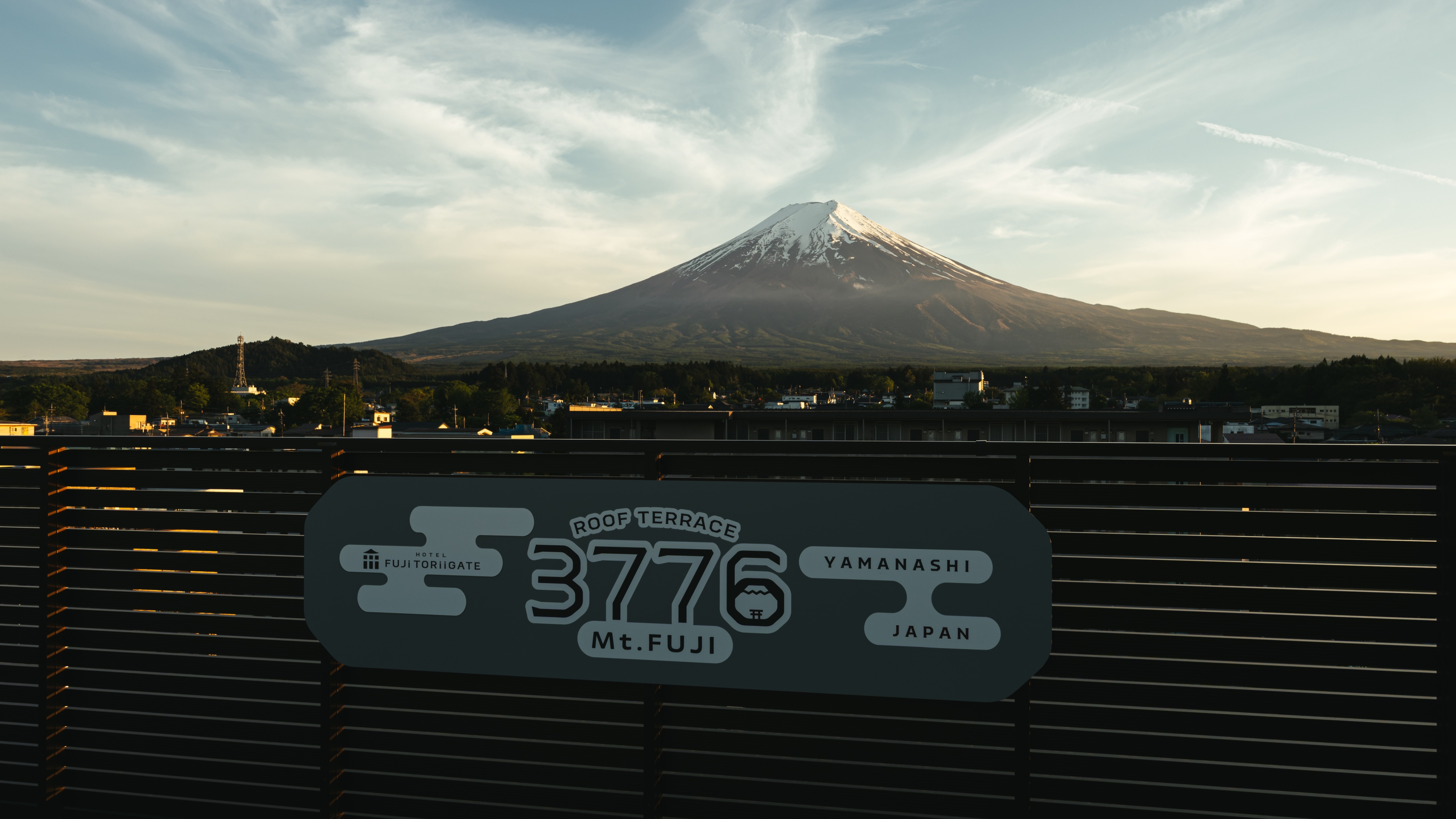 從屋頂露台上看到的日落富士山。