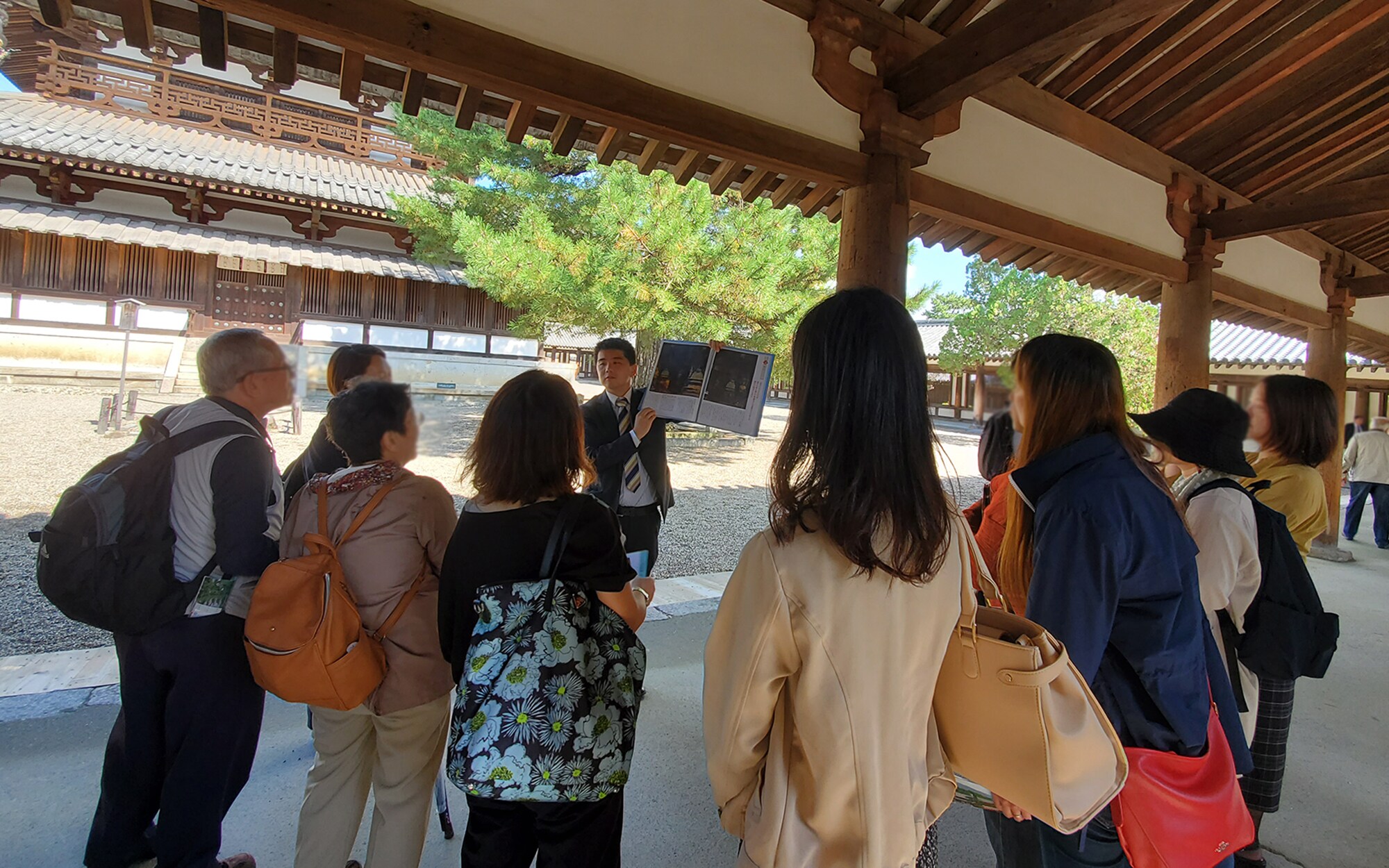 Tour around the temple with a storyteller from Wakyu Horyuji Temple! {Rediscover the World Heritage Site Horyuji Temple Tour}