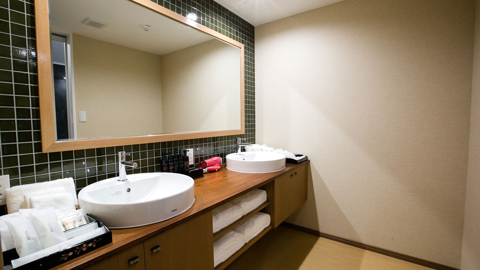 *[Suite] A spacious restroom will make your stay elegant.