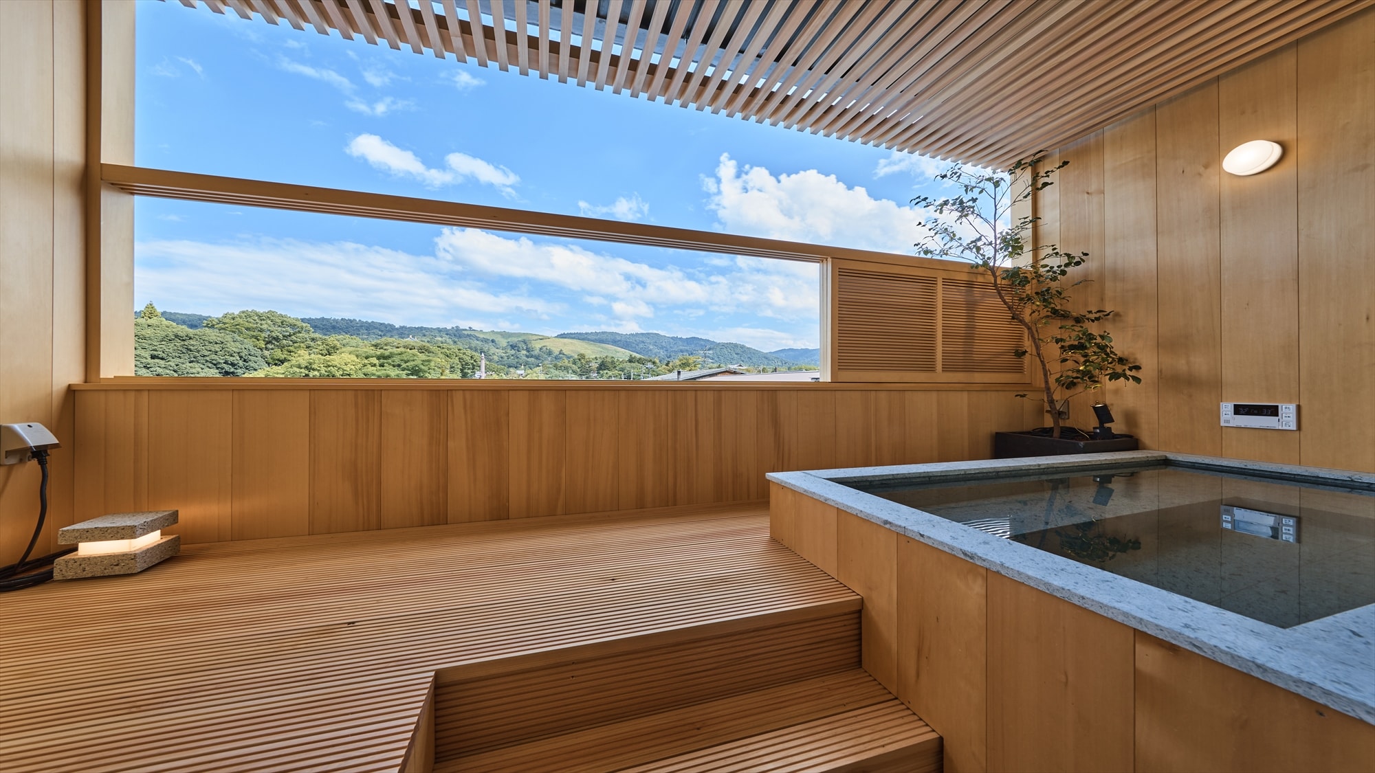[Room 306 Tsuchi] Open-air bath with a view of Todaiji Temple and Mount Wakakusa