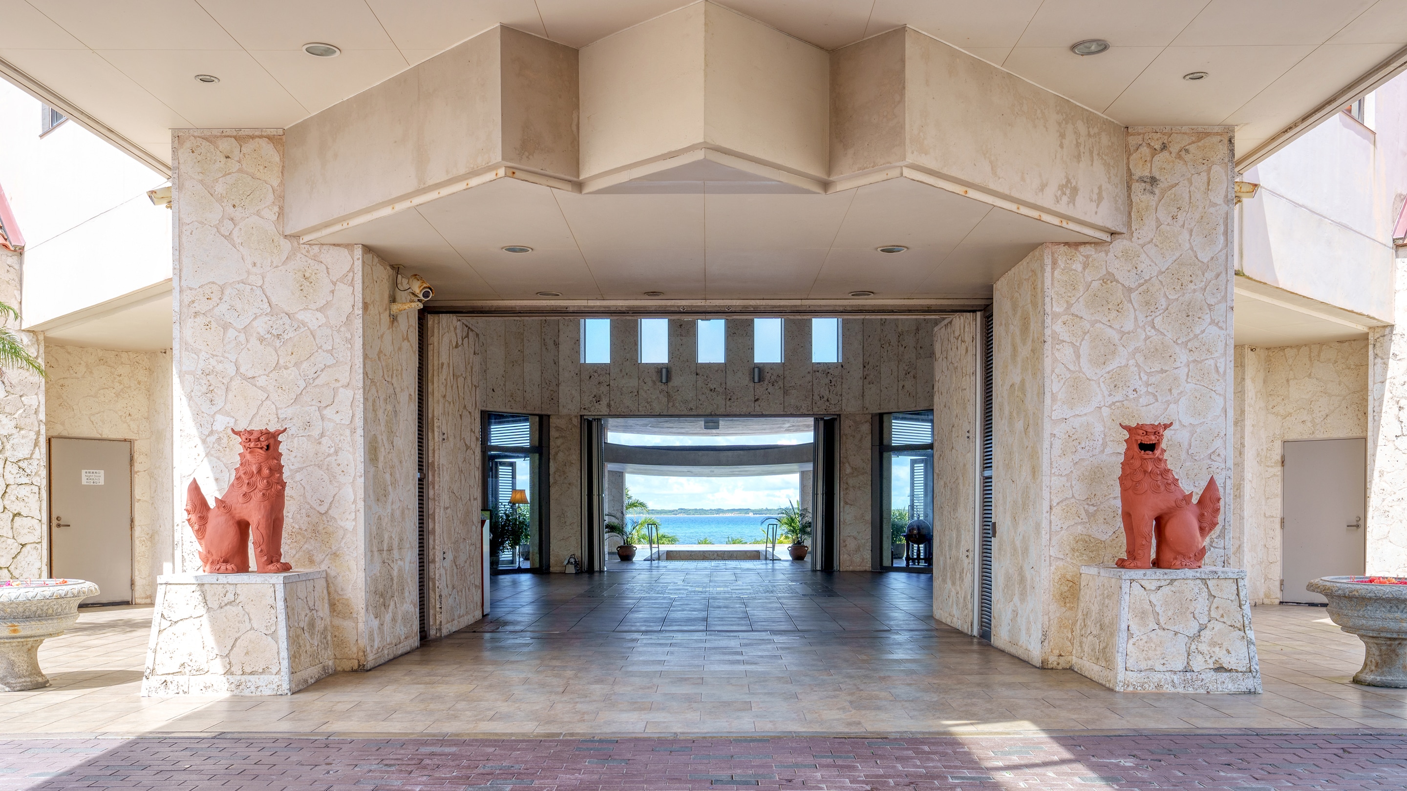 Entrance/Ocean's Wing