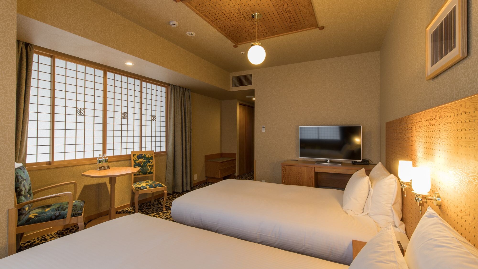◆Superior Twin Room｜Table, chairs, TV, etc.