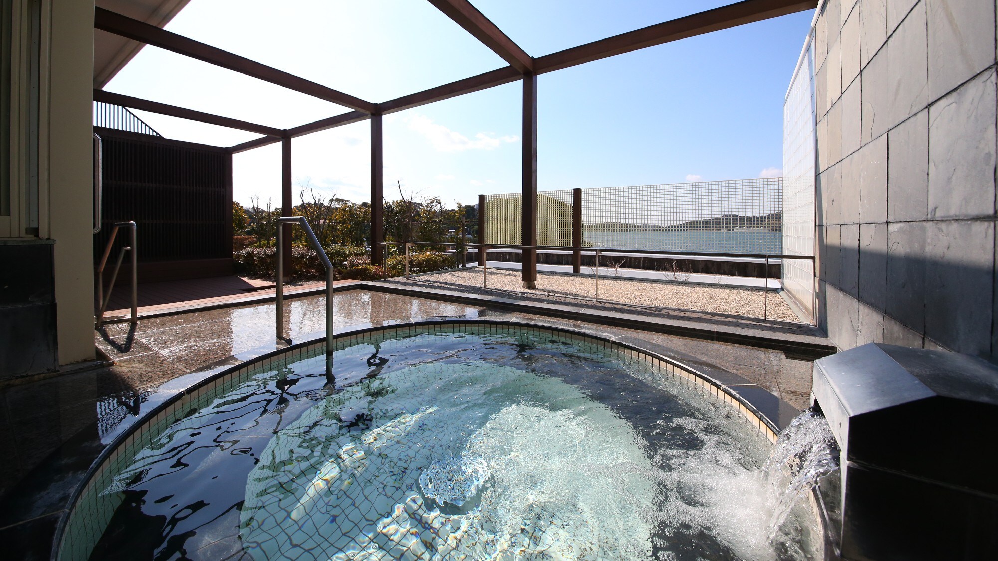 [Large public bath] Open-air bath | The atmosphere changes completely in the evening. Enjoy the open-air bath with a panoramic view of Lake Oku-Hamanako.