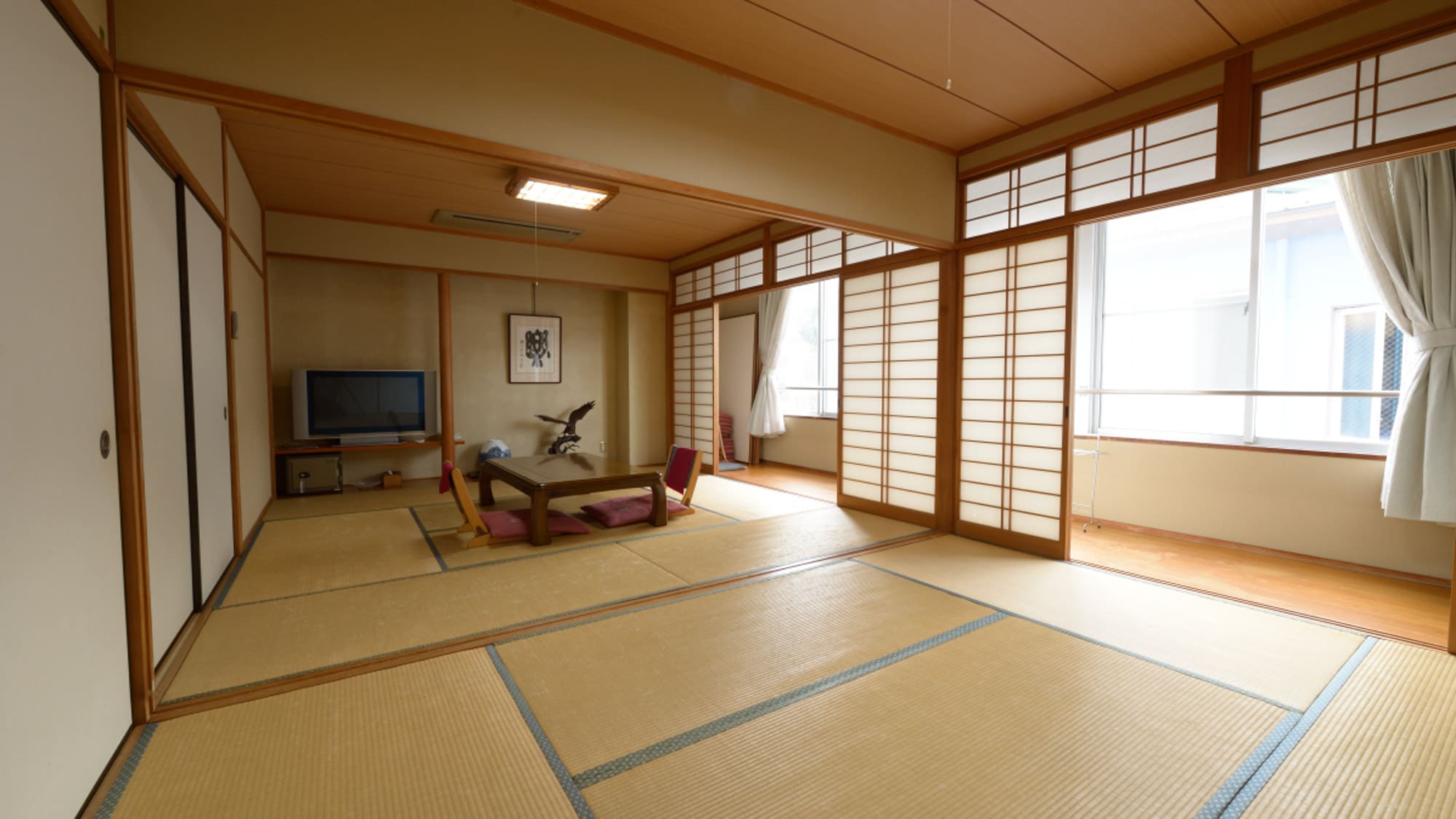 *There are also two-room Japanese-style rooms, which are convenient for group stays.