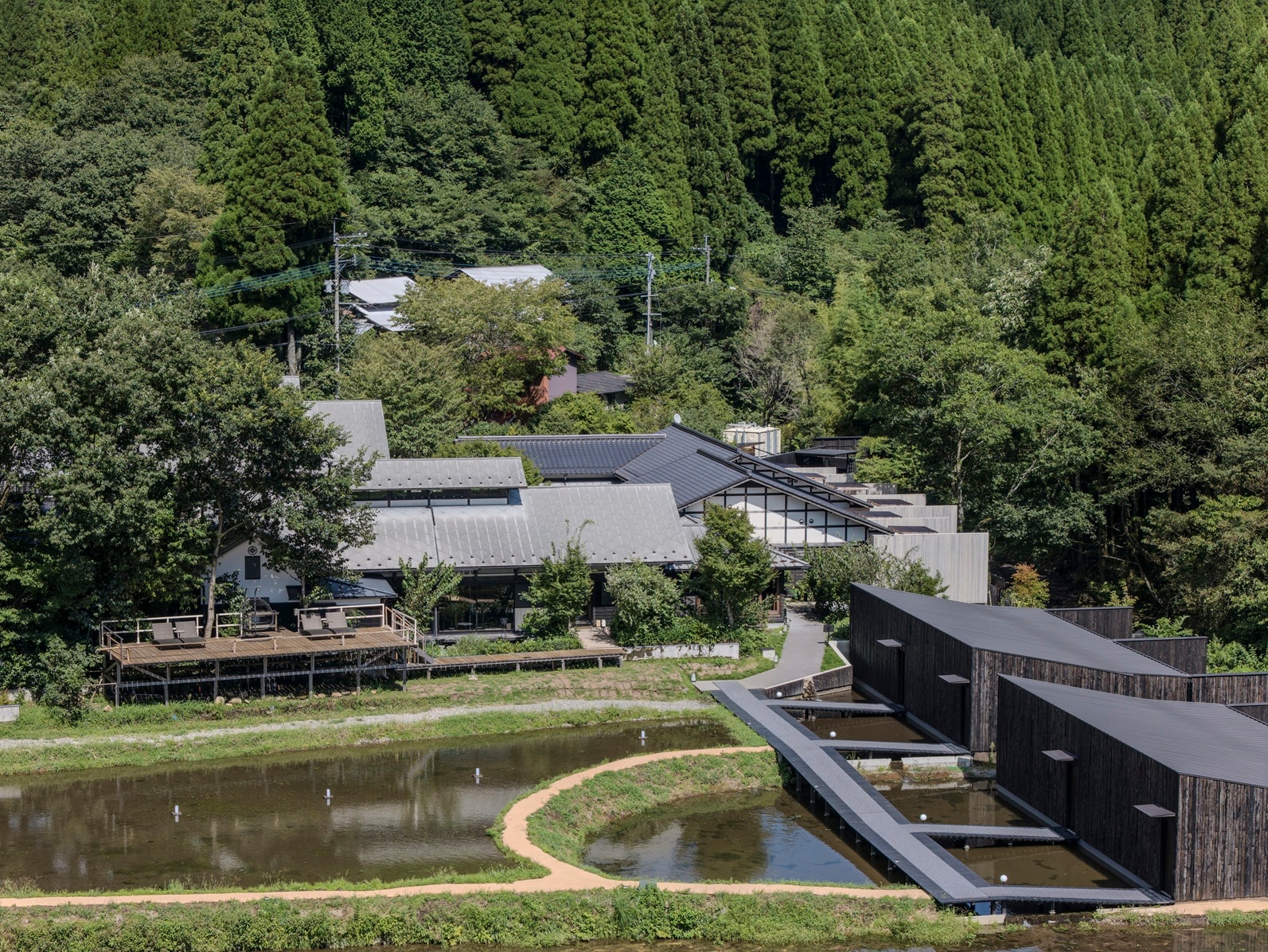 사토야마와 논과 계류에 걸친 후지노야 전경(10실)