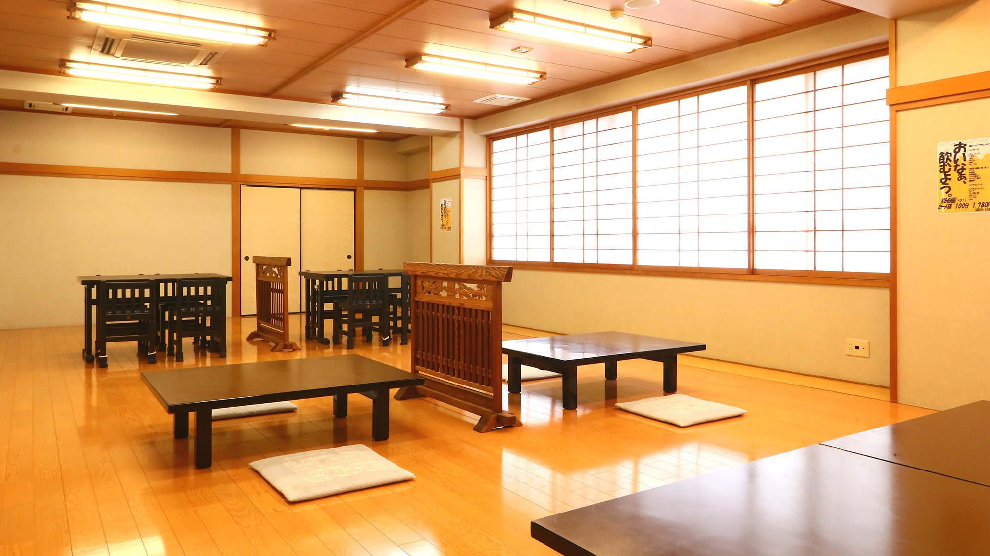 <Banquet hall> There are tables and tatami rooms.