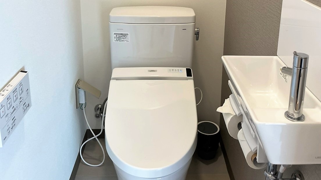Guest room: Cleansing toilet (example)