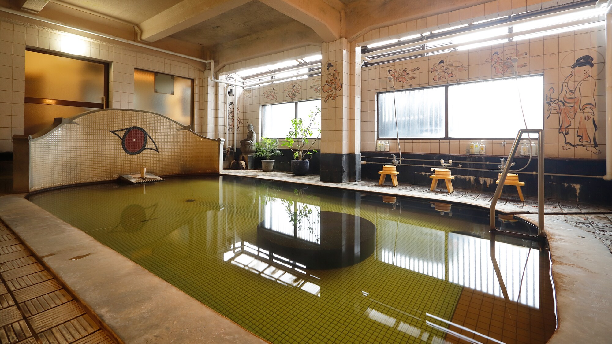 [Yakushi Senninburo] A large bath with a fun mural by Noriko Takahashi. It is a mixed bath, but there are designated times for women.