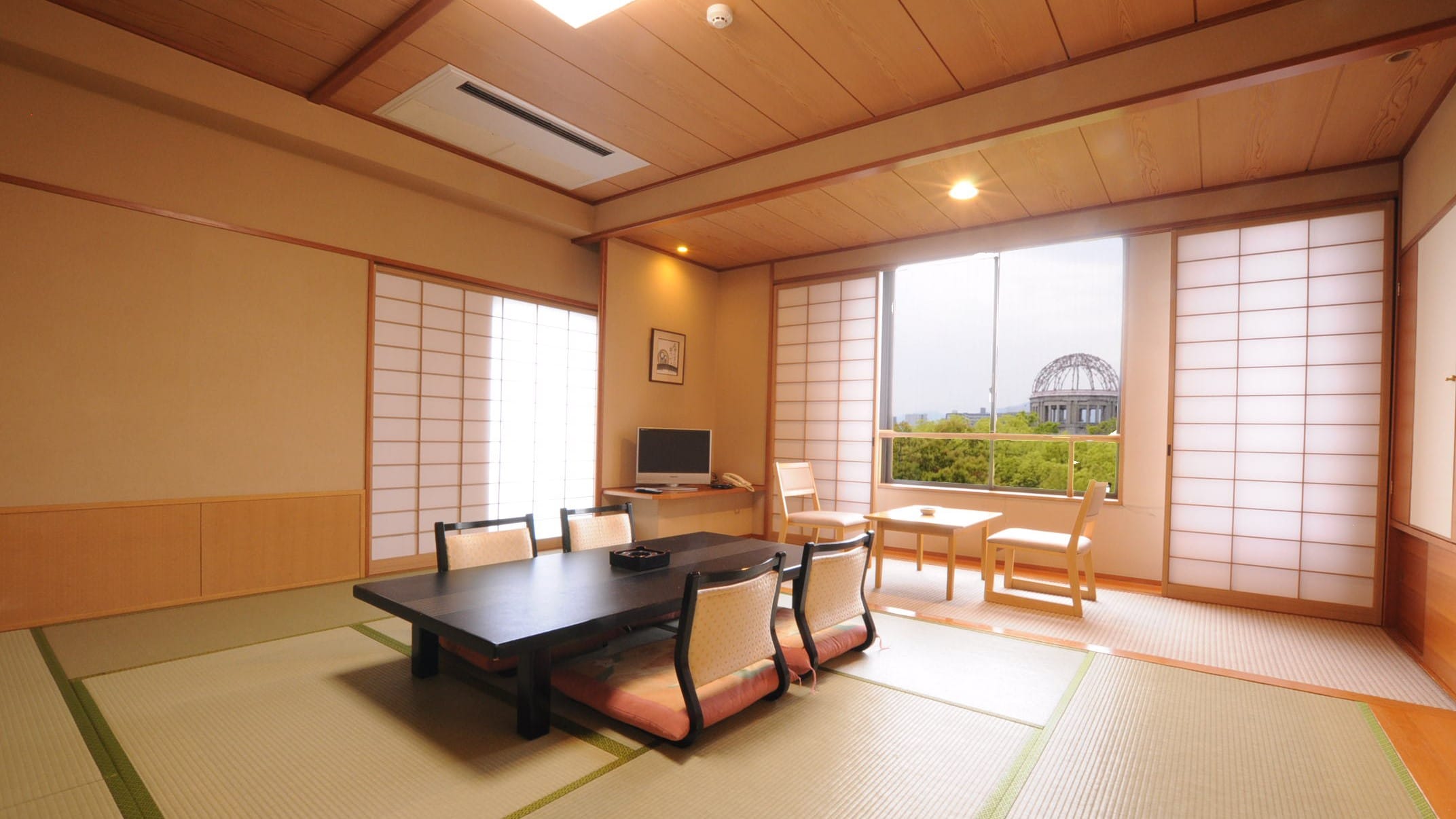 ■ Japanese-style room (Atomic Bomb Dome side)
