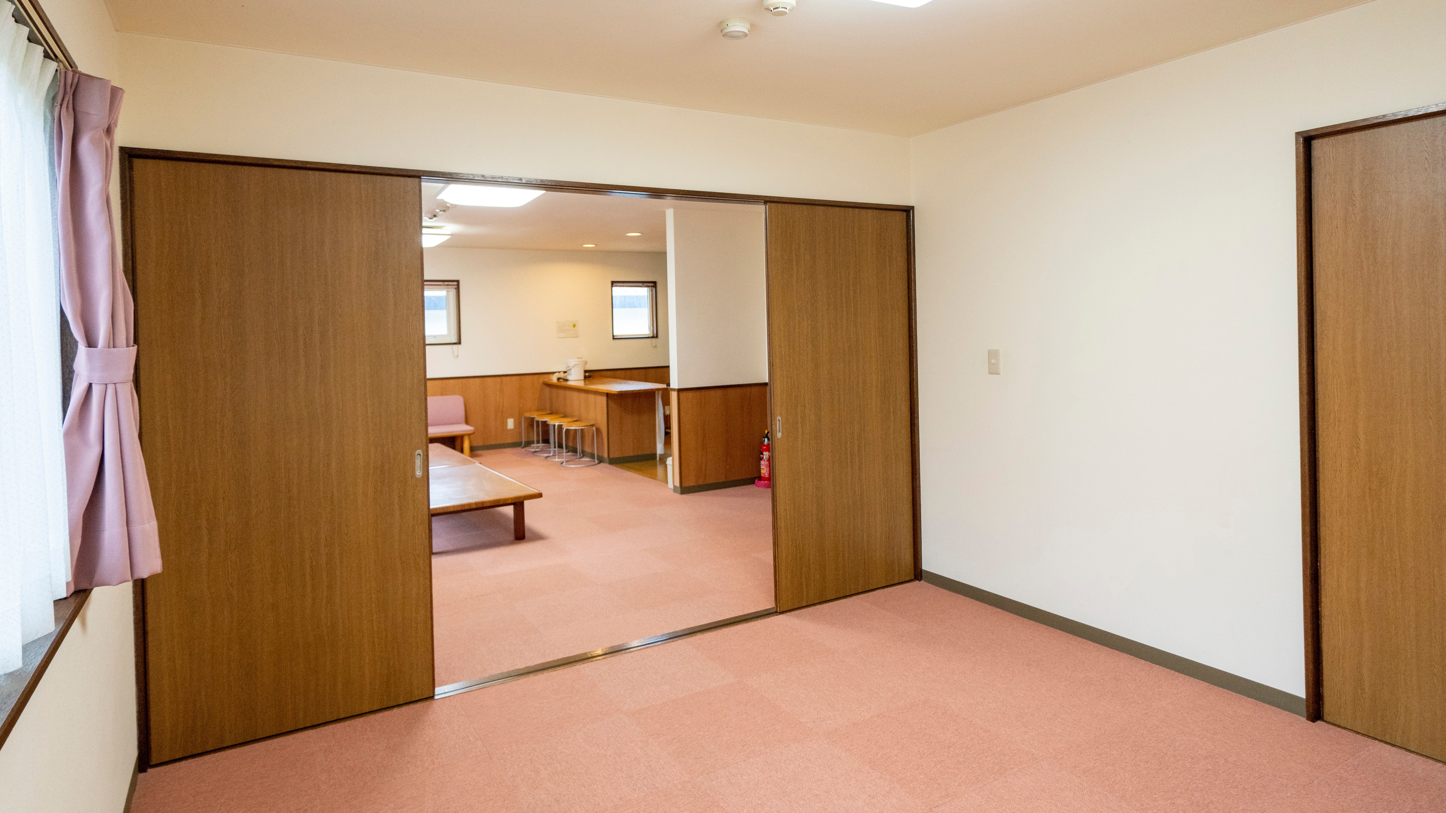 [Rooms] Relax in our spacious rooms.
