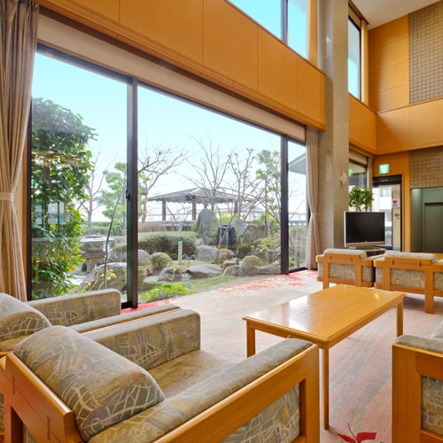 *[Lobby] Enjoy a relaxing moment while looking out at the lush Japanese garden.