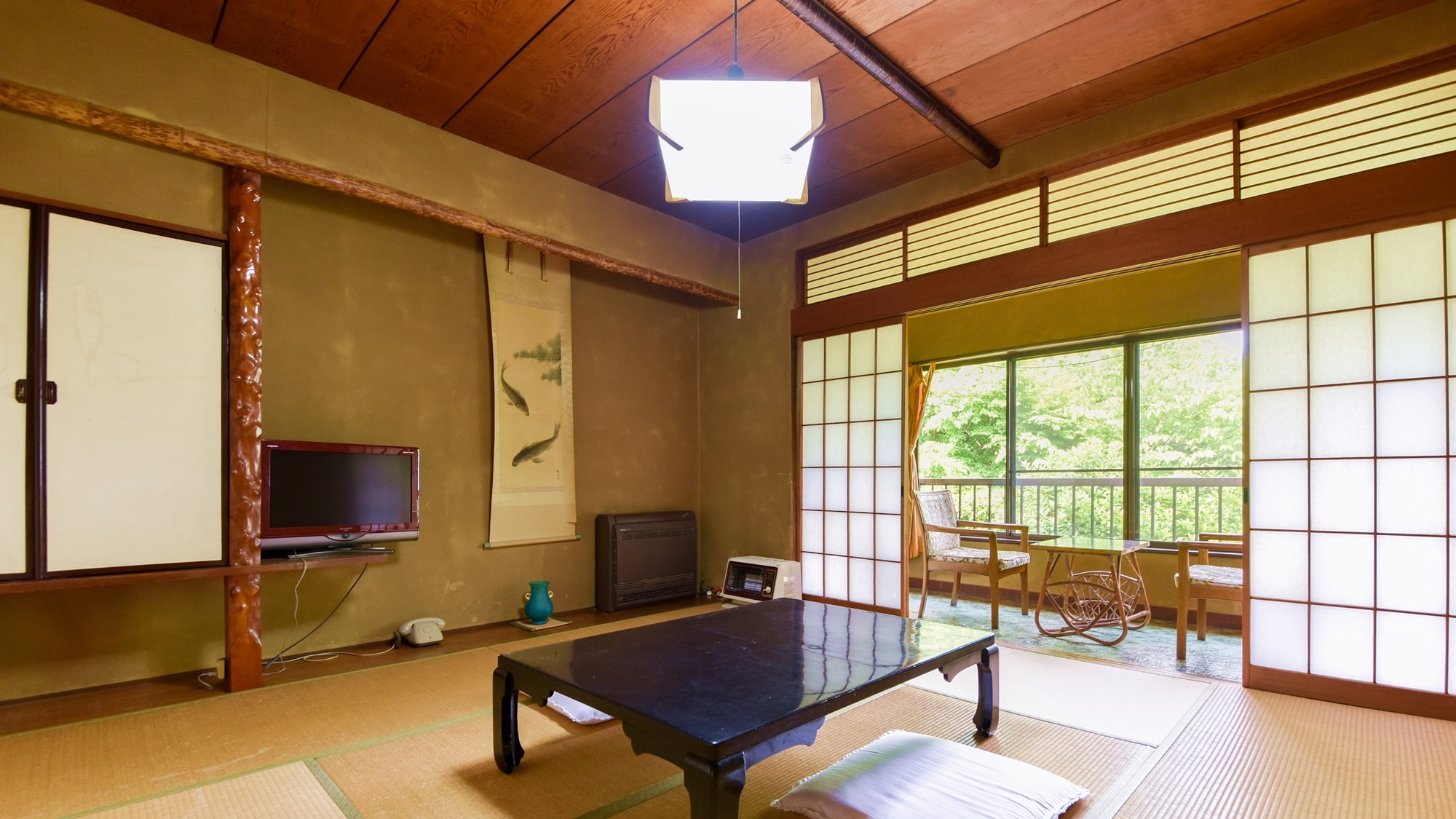 * Japanese-style room / After enjoying a lot of trips, please take a rest in the Japanese-style room.