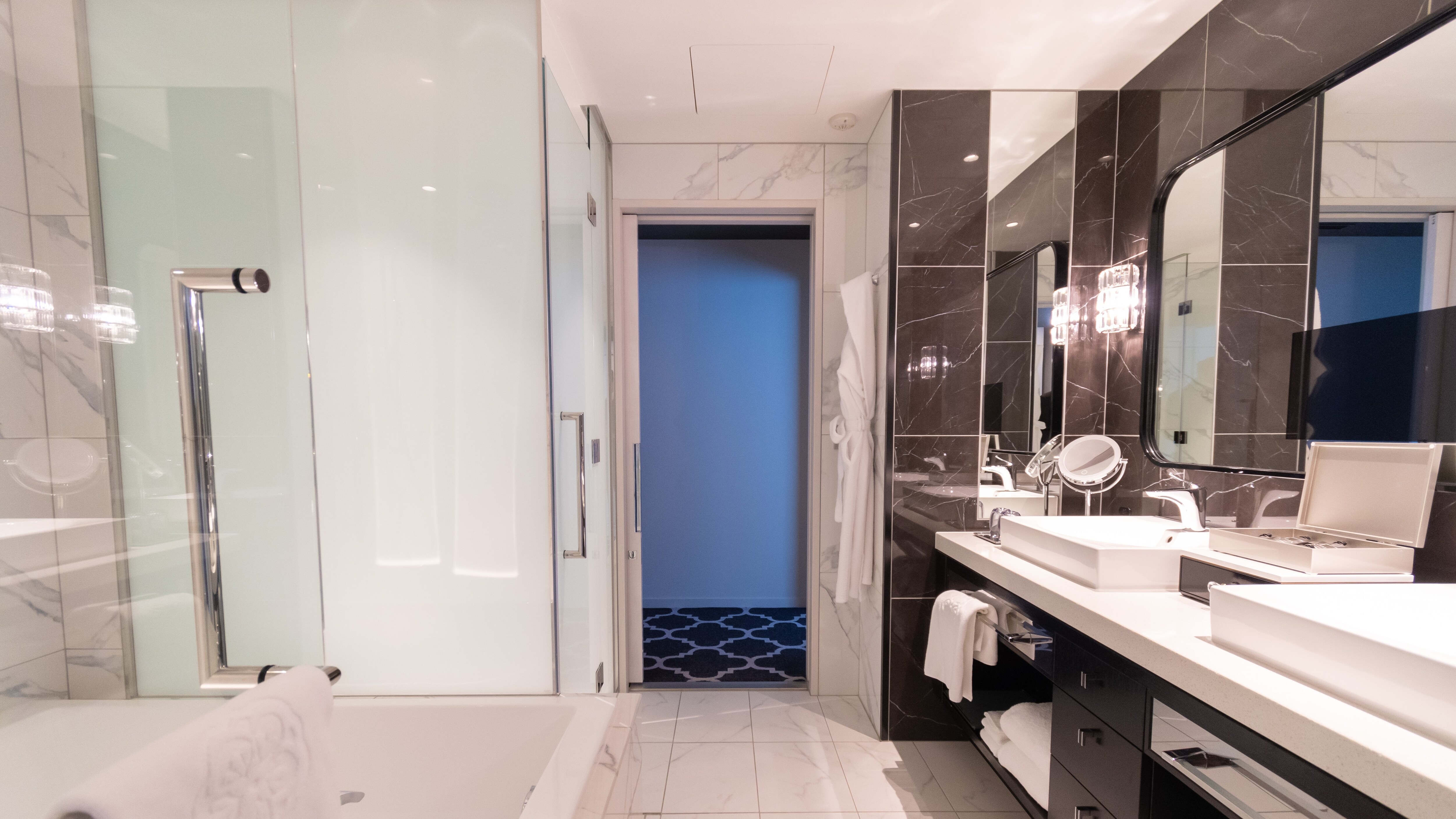 Bathroom (Kahala Grand)
