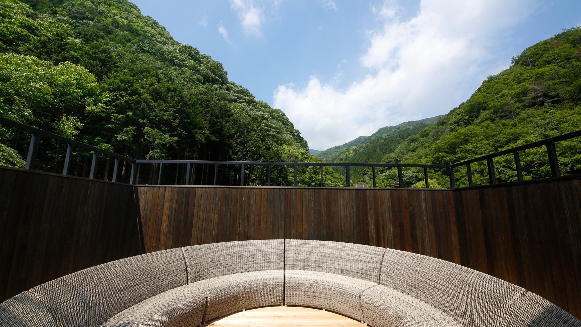 [Hoshimi Terrace] Surrounded by walls on all sides, it is a place just for looking up at the sky. Watch the starry sky on a sunny day.