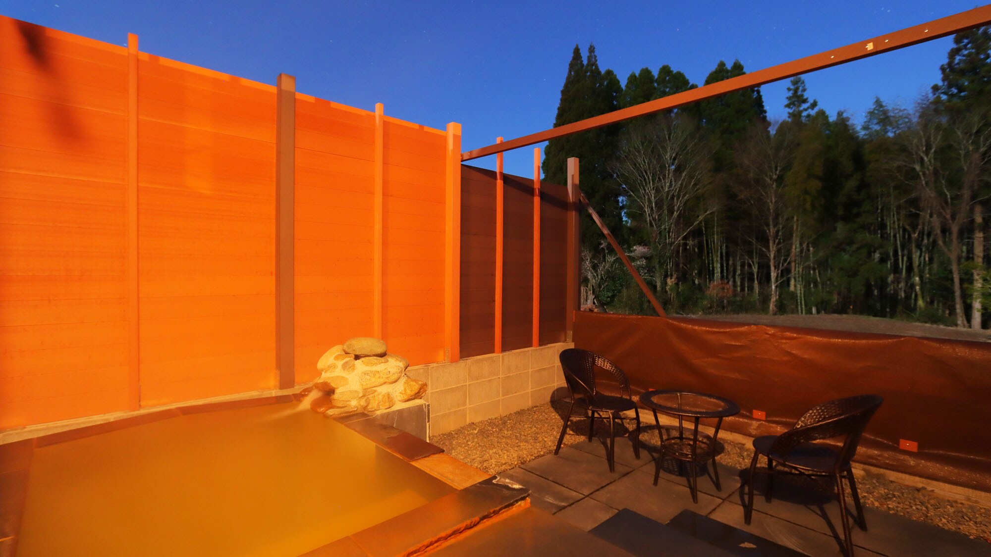 [Separate Japanese-style room] This is an open-air bath in a separate Japanese-style room. There are chairs and tables so you can enjoy the cool evening air.