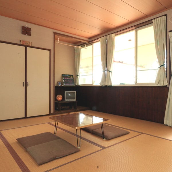 [10 tatami Japanese-style room] Please relax in this tatami room facing the garden.