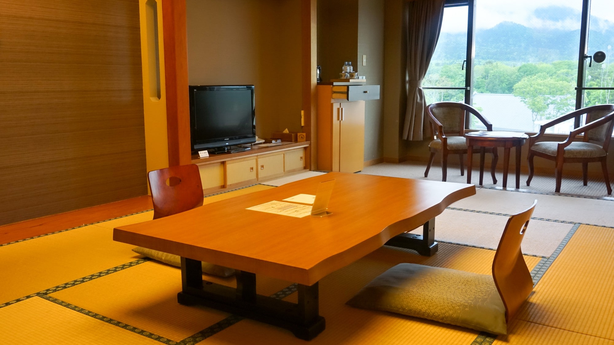 【산 쪽】 일본식 방 (버스 포함) / 다리를 뻗어 편안한 다다미 방의 객실입니다 (이미지)