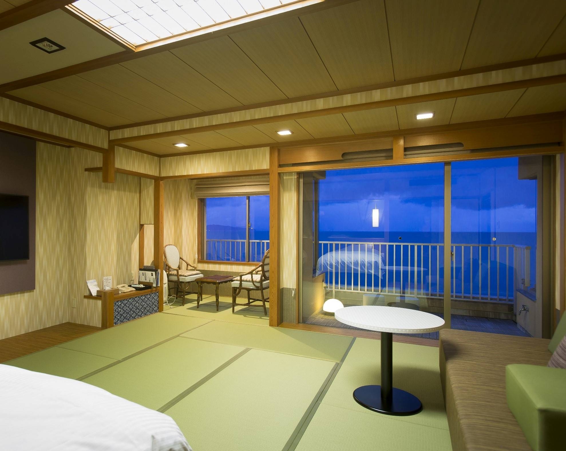 [双床70㎡，带露天浴池，角落房间]带露天浴池和按摩浴缸的客房形象，俯瞰大山和日本海