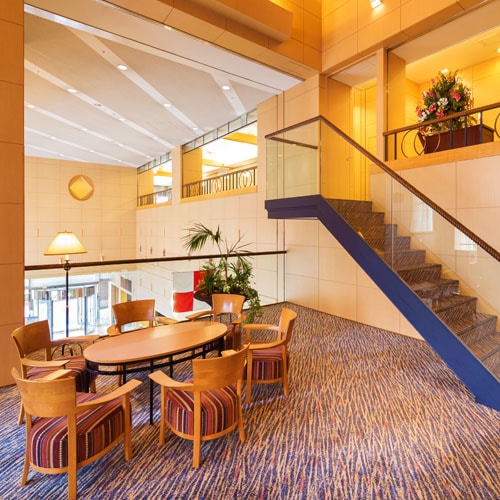 ■Lobby■The lobby has a high ceiling and feels open.