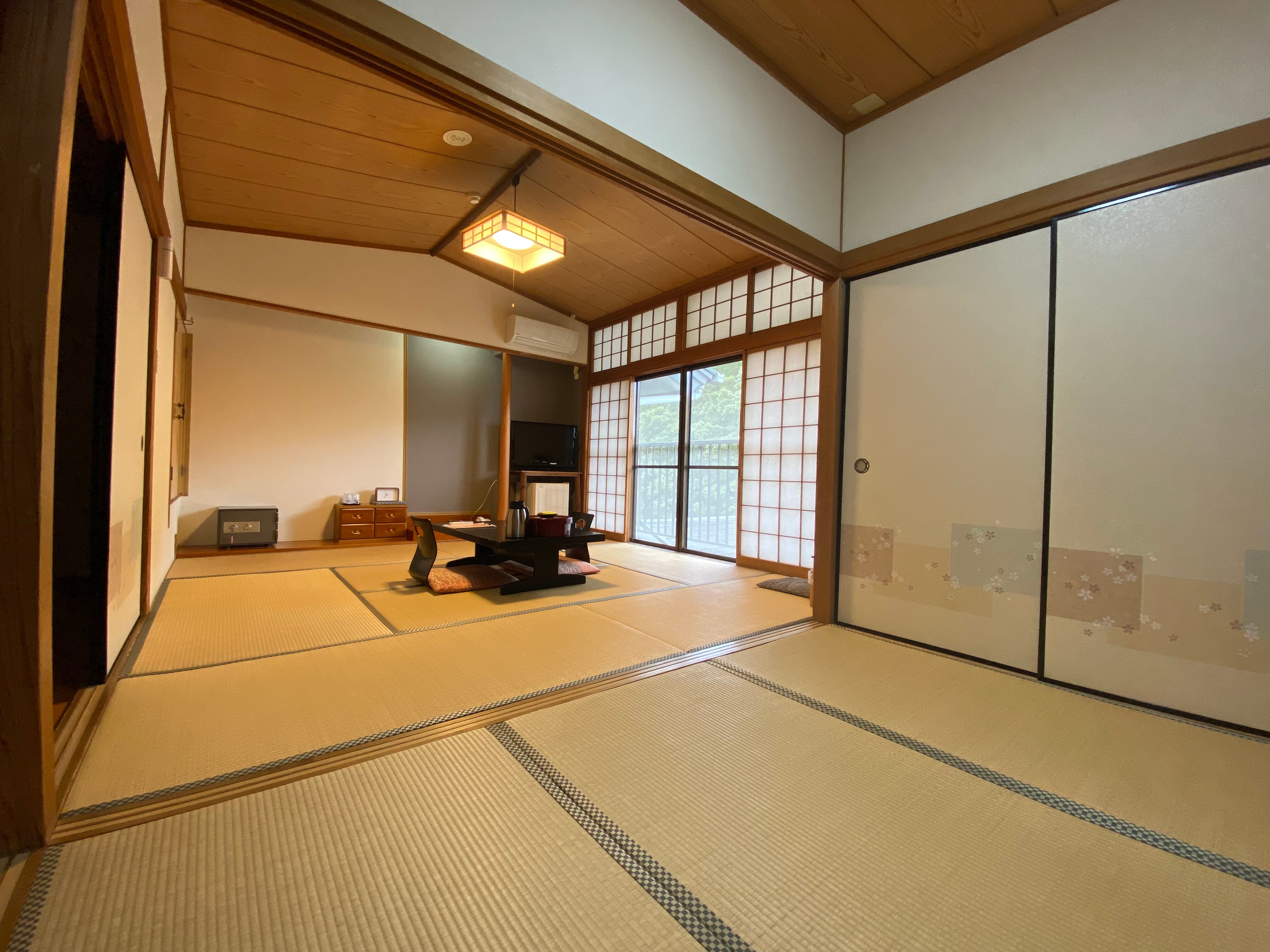 Second floor: Japanese-style room (11 tatami mats) (1 room only)