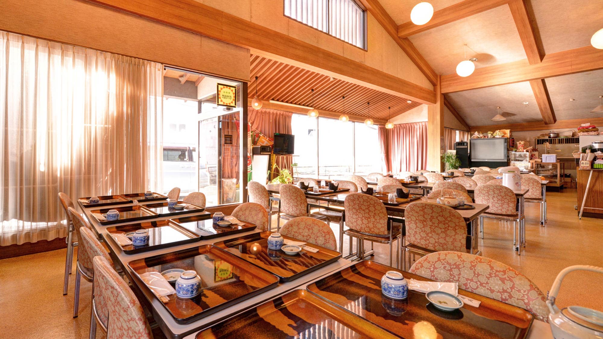 *Restaurant/Enjoy local cuisine with home-style seasonings that make the most of seasonal local ingredients. Enjoy a relaxing moment with gentle flavors.