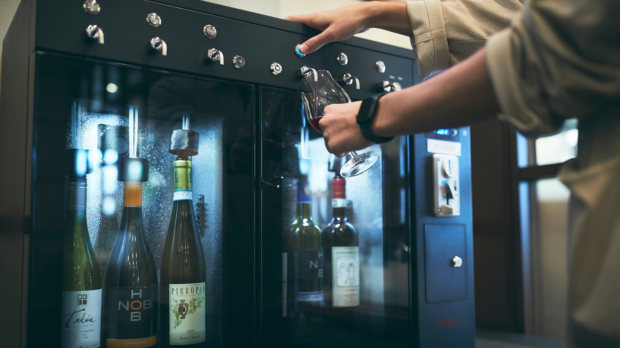 [Premium Lounge] 晚上也提供生啤酒、葡萄酒等酒類。