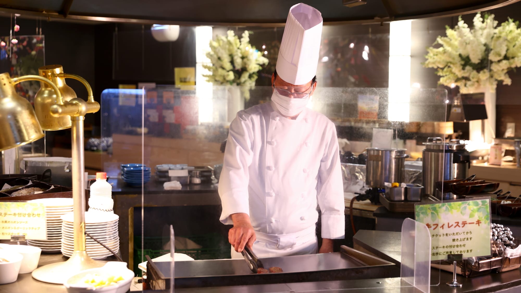 在我們的現場廚房享用熱騰騰的牛排。