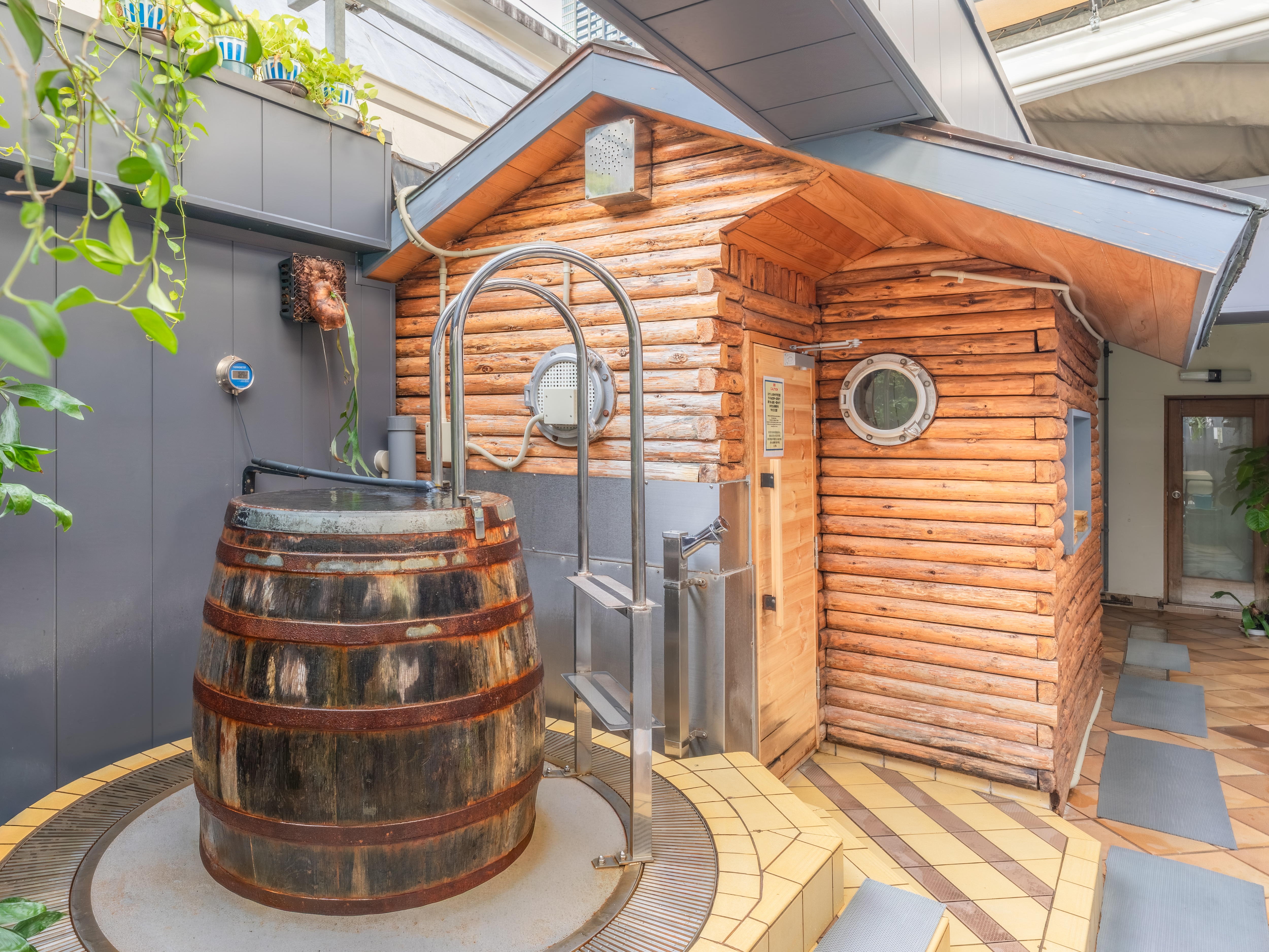 Open-air bath on the 3rd floor: barrel-shaped cold bath, Finnish-style sauna