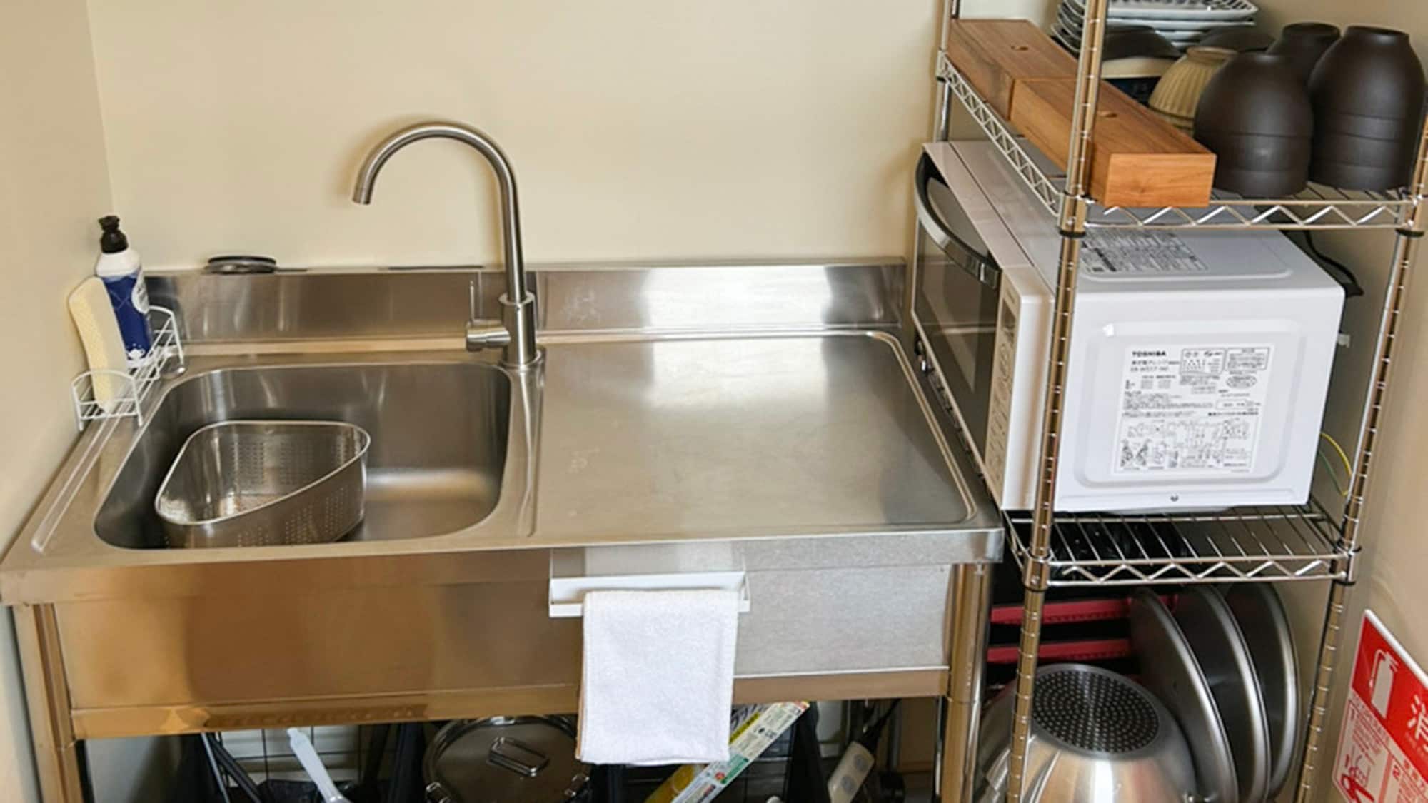 ・[Kitchen] The kitchen on the first floor is equipped with a microwave and cooking utensils.