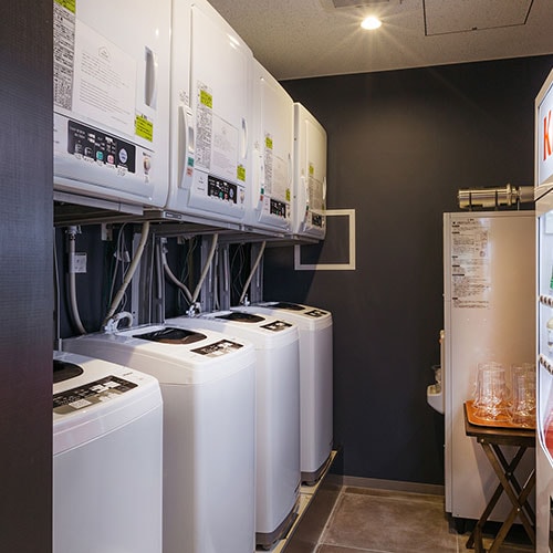 Laundry 1F has a self-laundry and dryer that can be used free of charge.