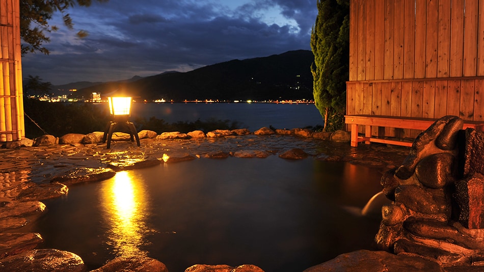 Open-air bath at night (knot hot water)