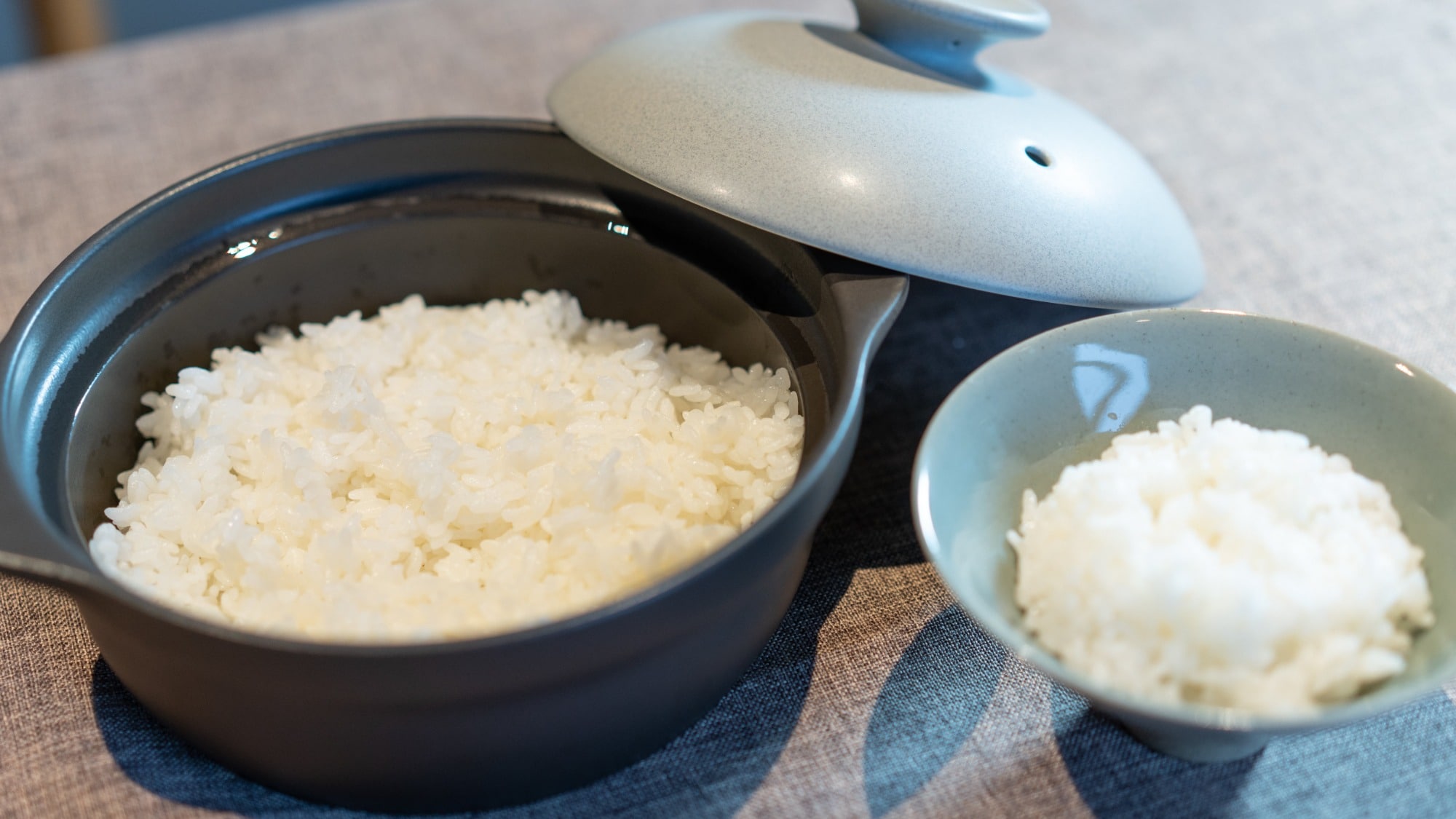 [Breakfast example] Freshly cooked rice in an earthenware pot is served for breakfast.