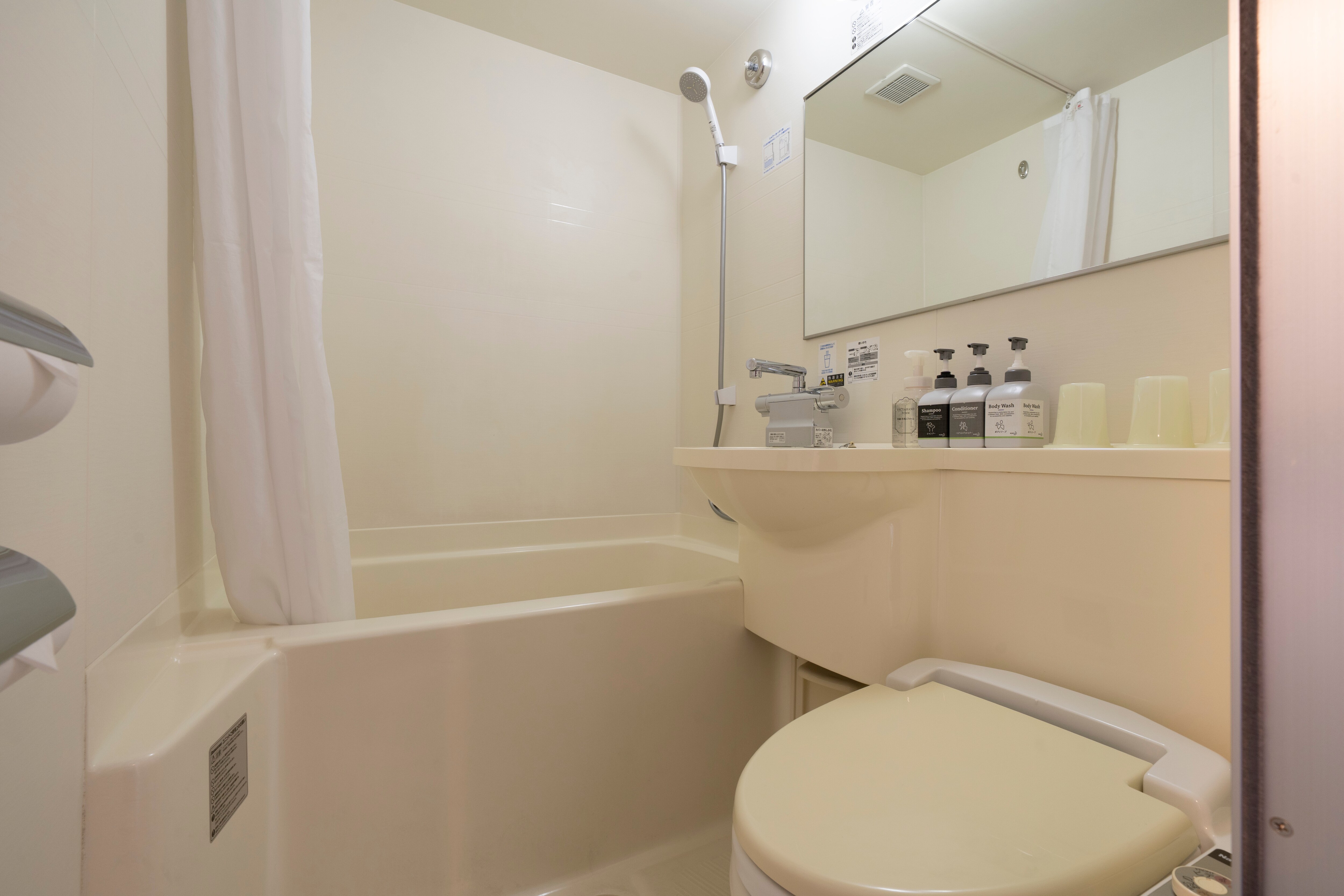 [Unit Bathroom] Compact and functional. Reset the day's fatigue in a clean bathroom.
