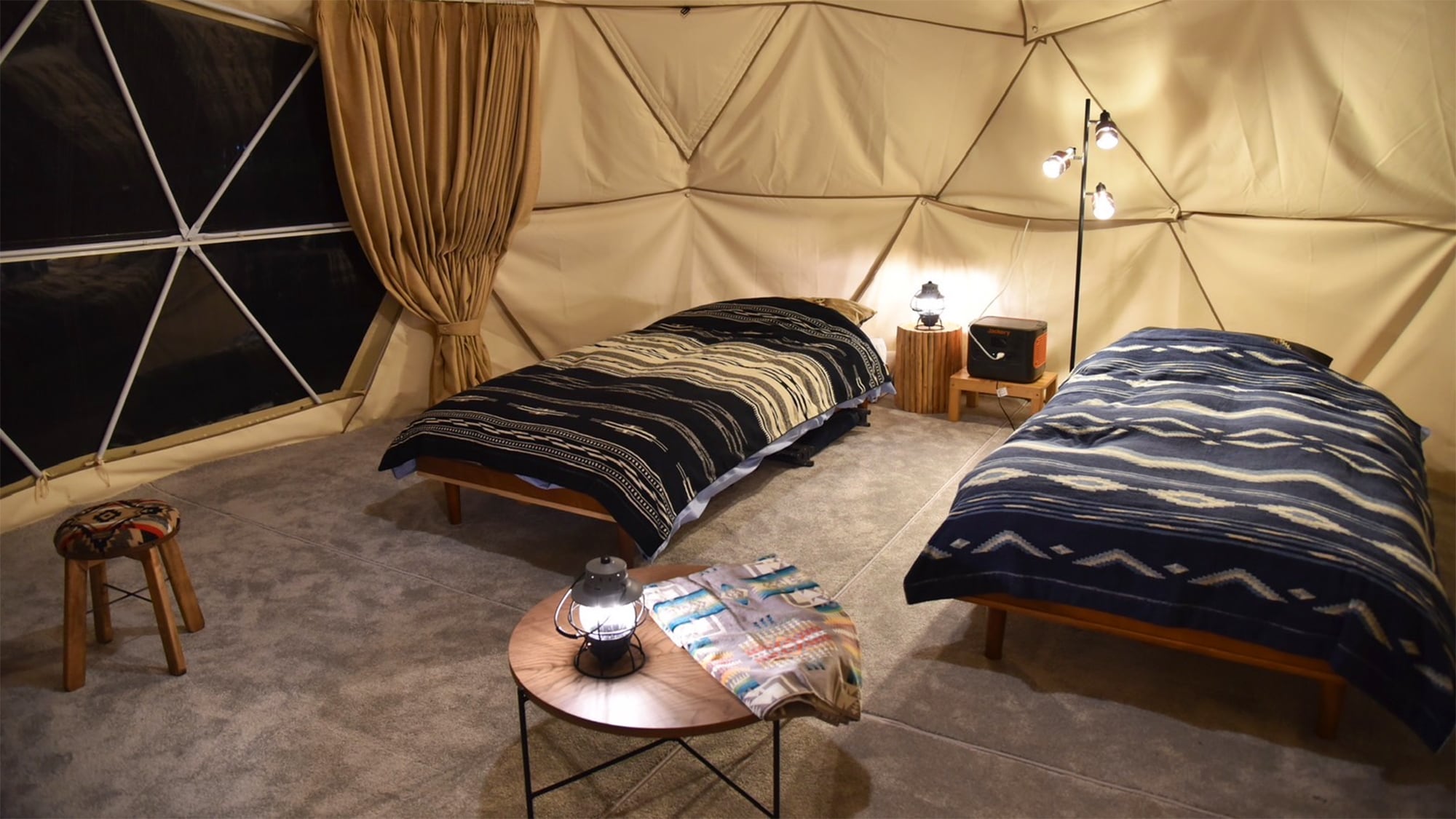[Dome tent]