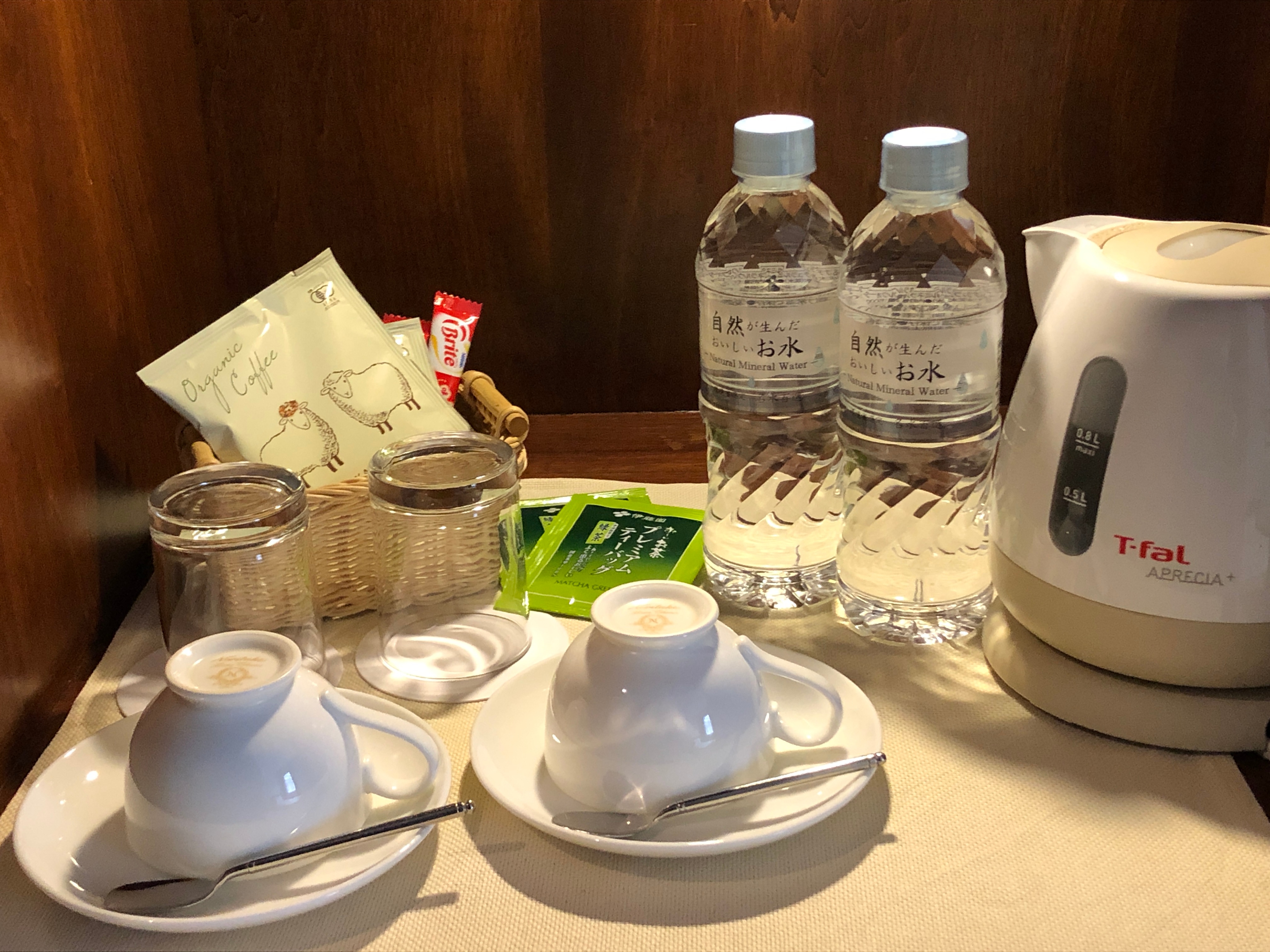 原味咖啡和礦泉水