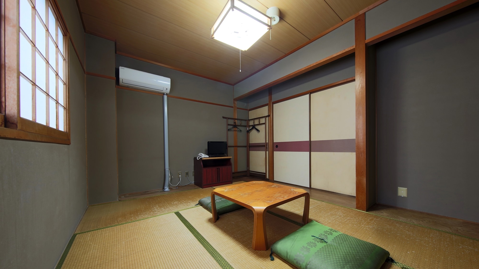*[Room (6 tatami Japanese-style room with toilet)] It has a traditional design and some parts still show signs of age.
