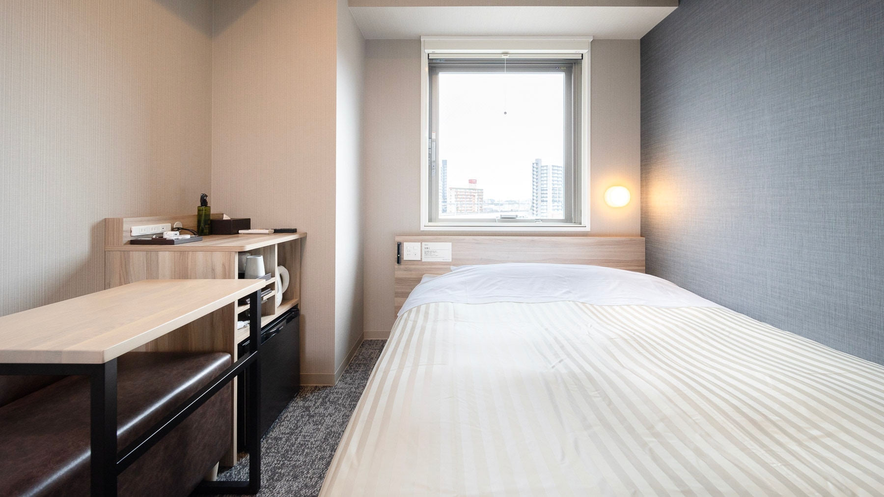 A 150cm wide bed and a mattress with just the right amount of firmness will ensure you a good night's sleep.
