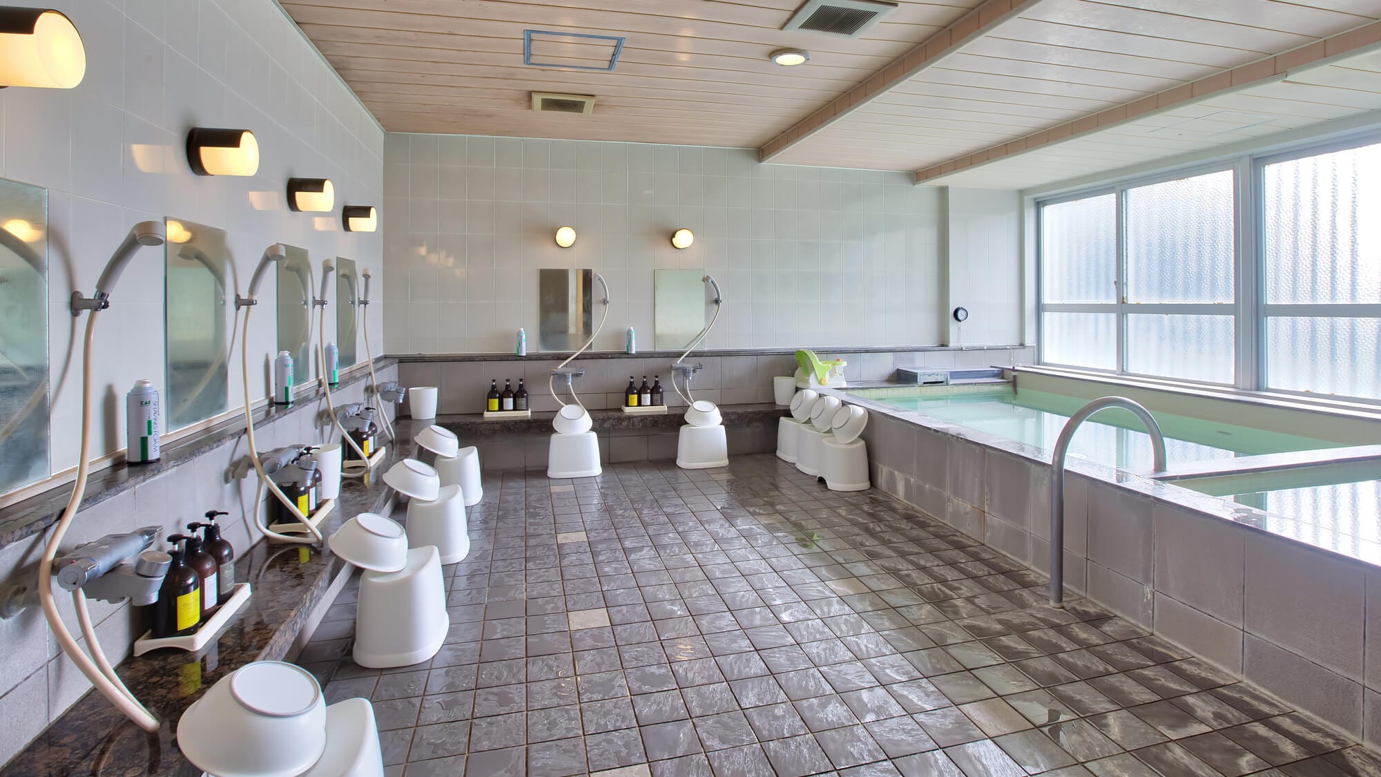 [Large public bath] Relax in the spacious bath and refresh your mind and body.