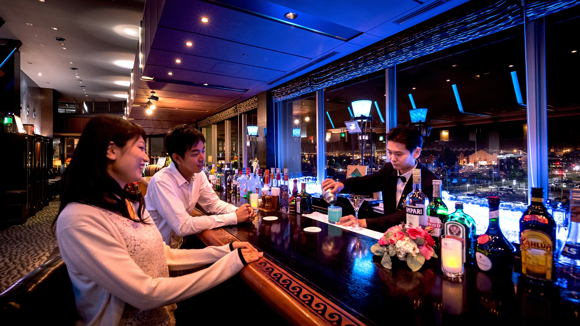[3F: Bar/Lounge Seamen's Club] จากหน้าต่างแบบพาโนรามา คุณสามารถมองเห็นท่าเรือโยโกฮาม่า ซึ่งบางครั้งมีเรือสำราญหรูหราจอดทอดสมออยู่