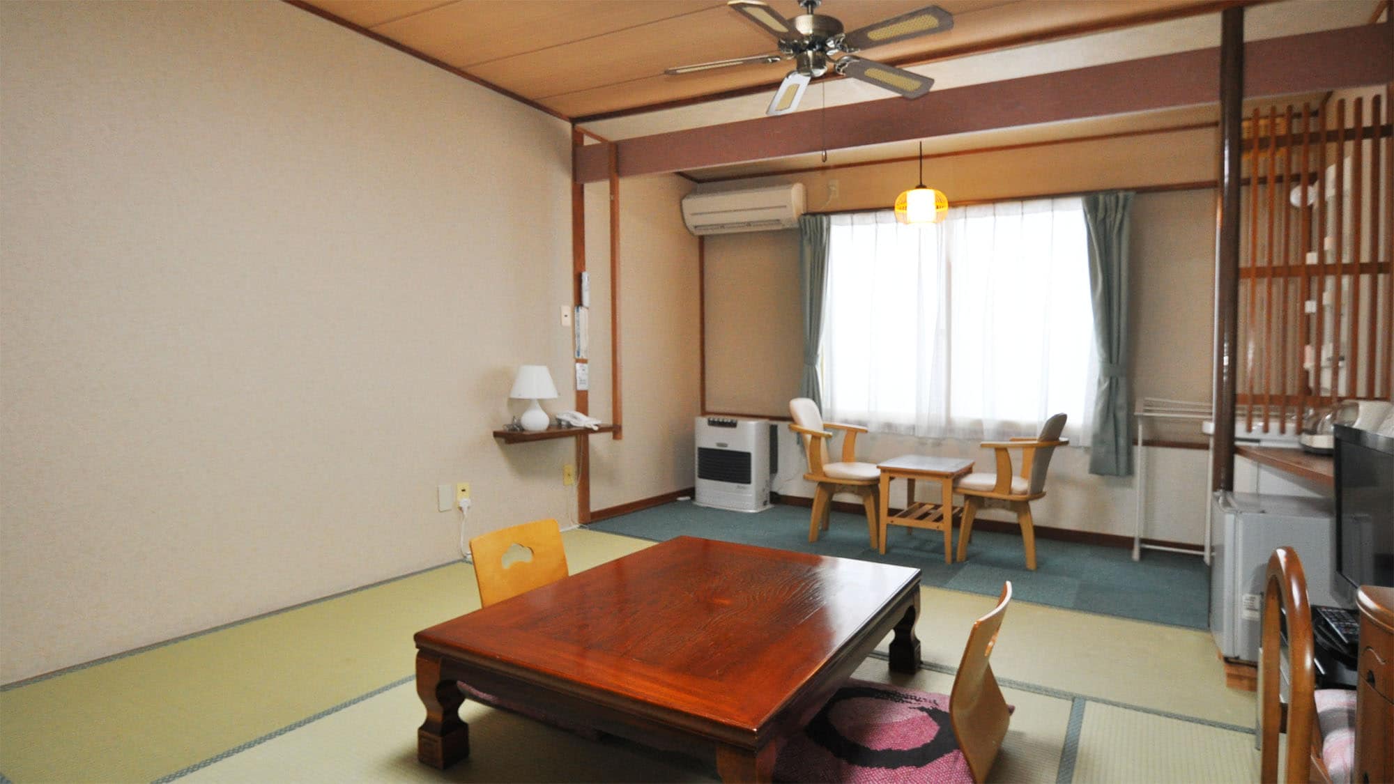 [8 tatami room] Enjoy the view from the window.
