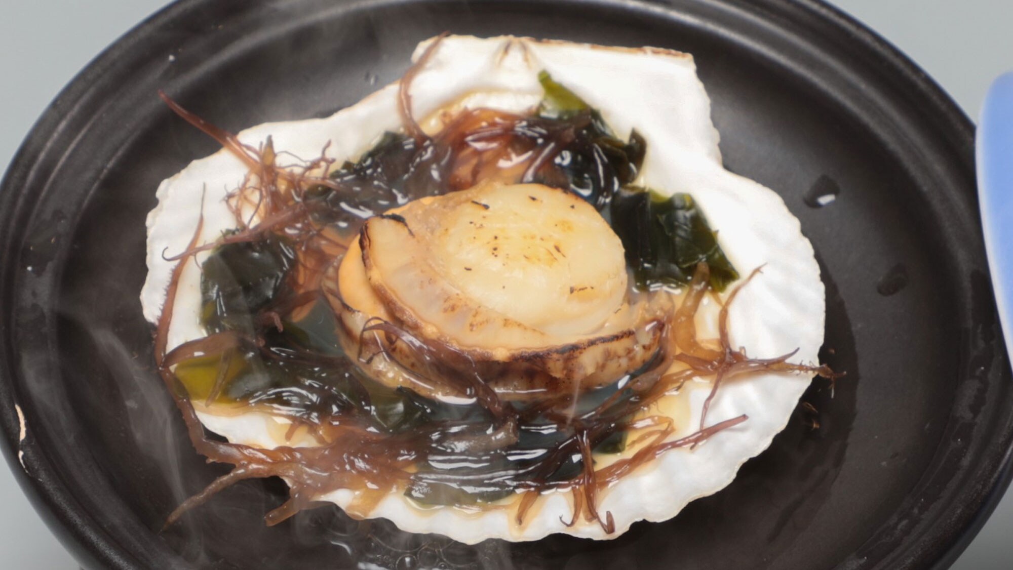 풍부한 바다의 행운을 사치스럽게 맛볼 수 있는 소재의 맛을 가두는 산리쿠 해물 도판구이