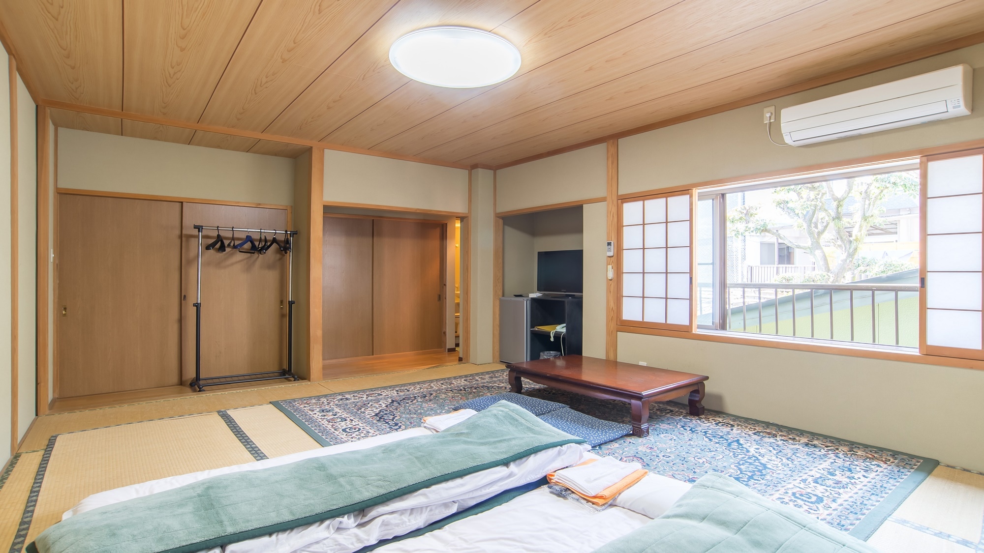 *[Example of a 10 tatami Japanese-style room] A spacious and bright room.