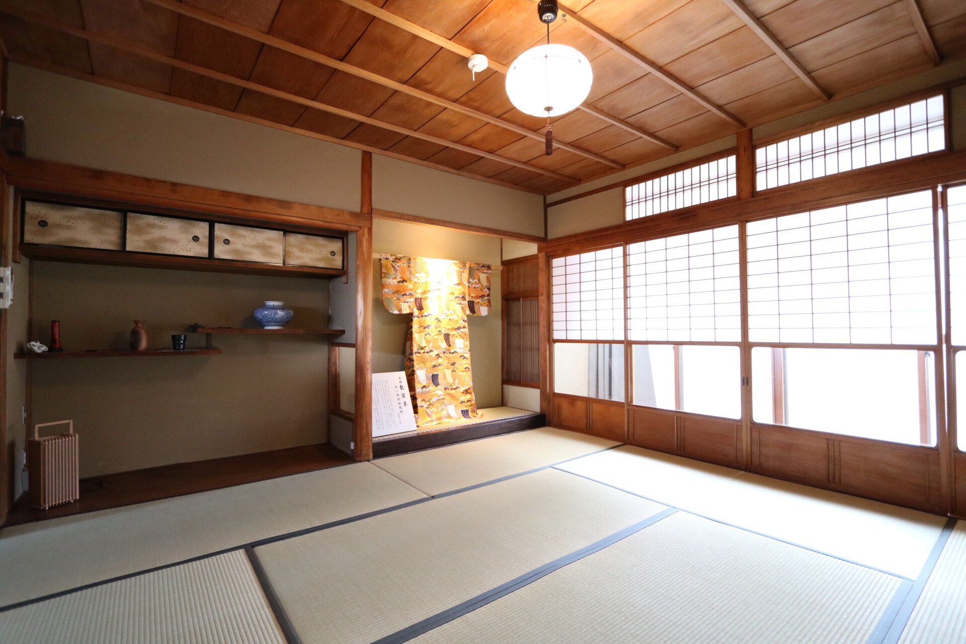 Up to 6 futons can be prepared in the bedroom at the back of the 2nd floor.
