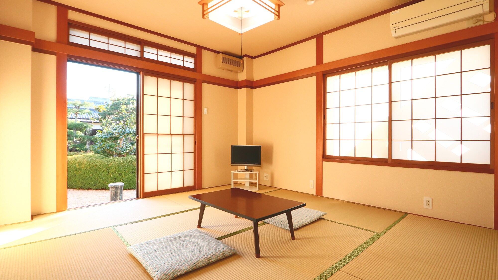 Japanese-style room (assigned by the hostel) *The hostel will assign you a room depending on the number of people. You cannot specify the room (8 tatami Japanese-style room type)