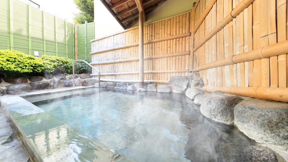 [Onsen] Women's public bath (open-air bath)