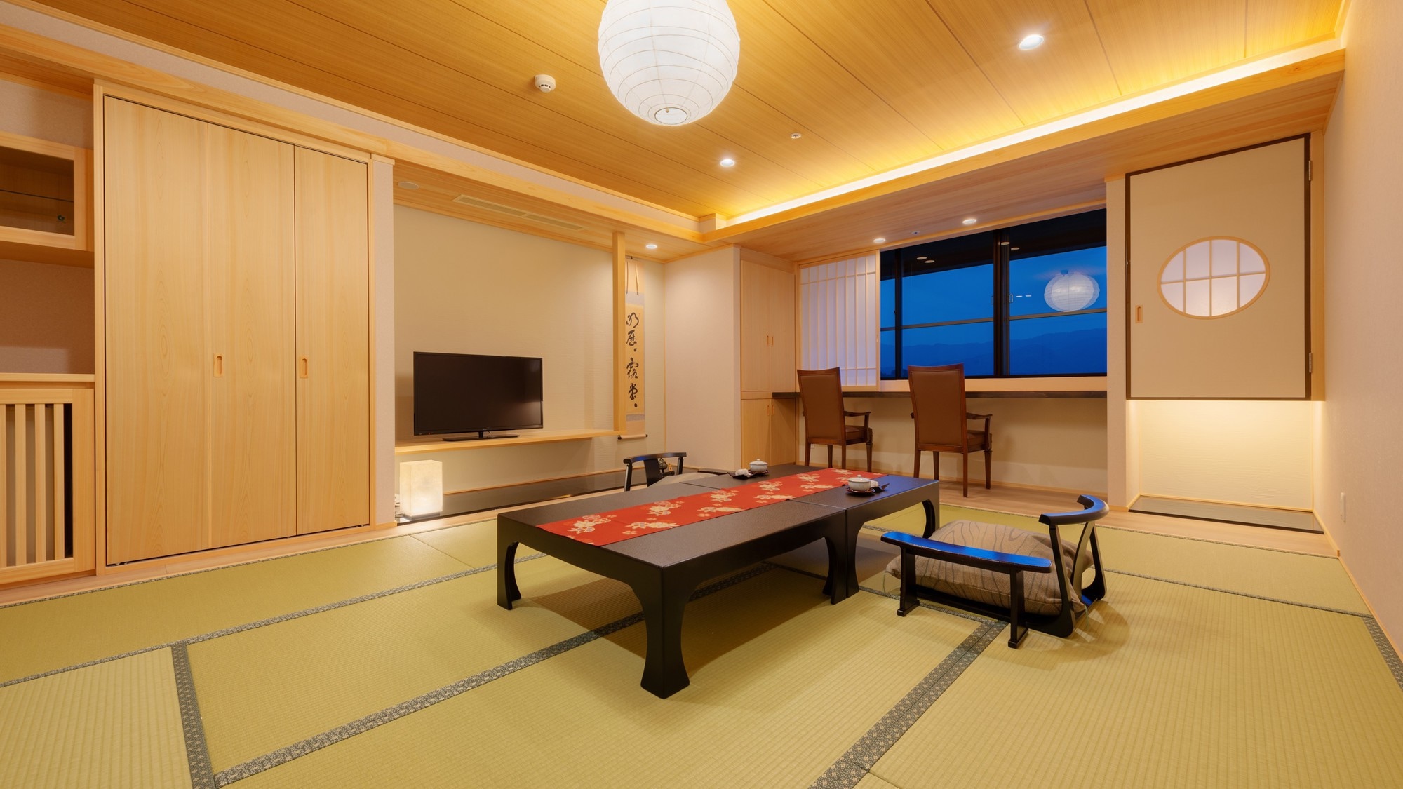 【텐 세이 리뉴얼 10 다다미】 토사 히노키를 사용한 치유의 일본식 방. 창 측에서는 고치성 아래의 경치도 즐긴다.
