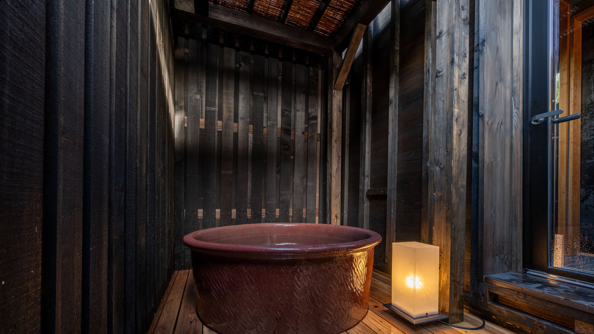[Toshiyoshiya] One hundred seven / touching black lacquer, with a detached storehouse / semi-open-air bath