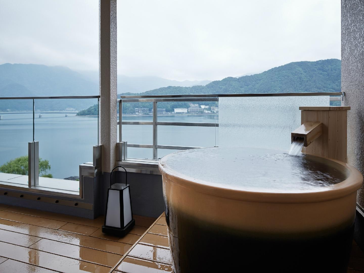 [Hot spring ◆ Guest room with open-air bath] Japanese-style room with 12 tatami mats overlooking Lake Kawaguchi
