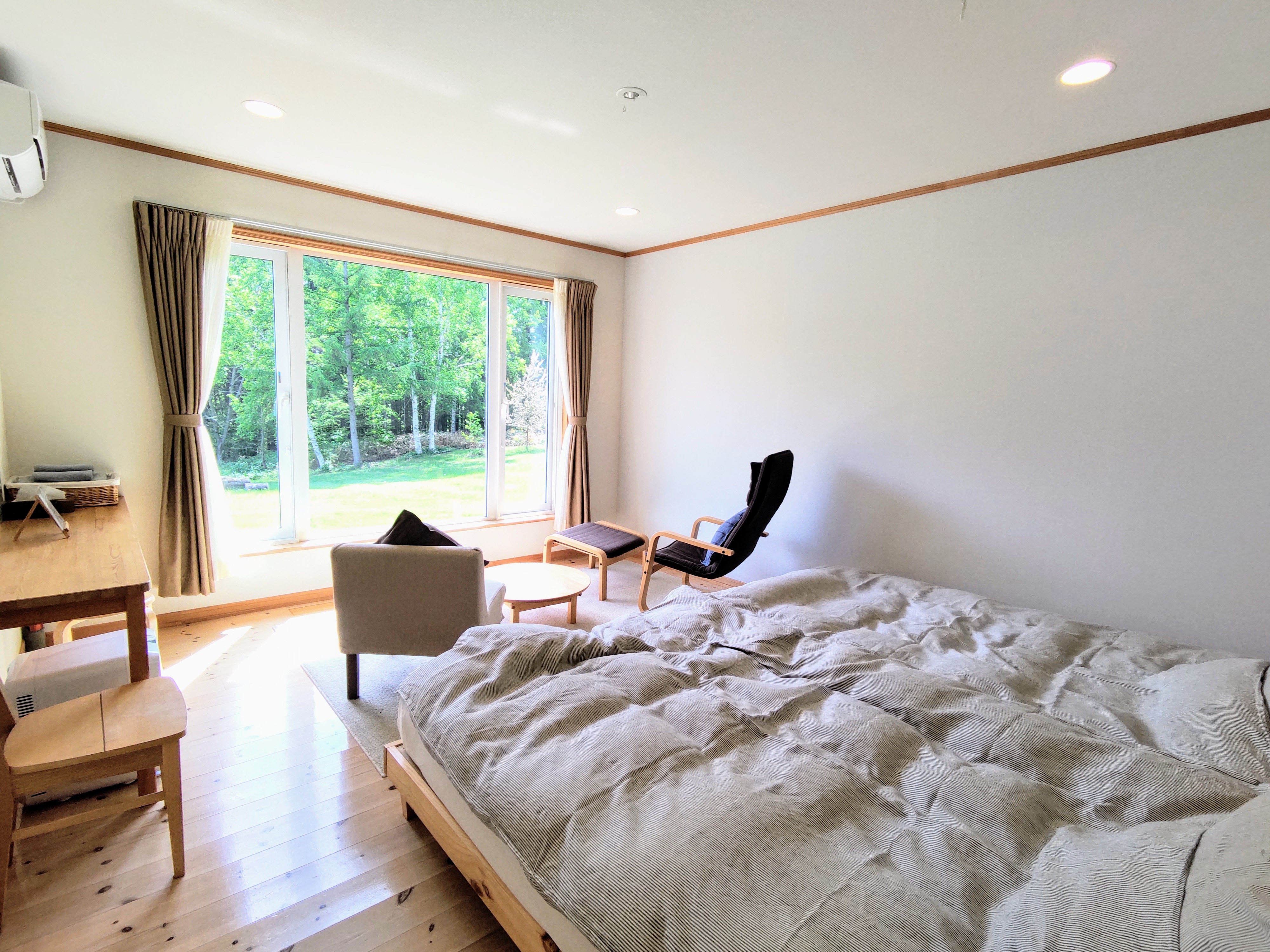 Large twin rooms. All rooms are on the first floor. A vast garden and a starry sky can be seen right in front of you.